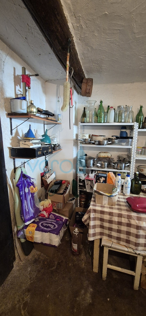 Bakar, Hreljin - casa bifamiliare in pietra, vista mare, giardino 821 m2 + terreno edificabile 876 m2, vendita