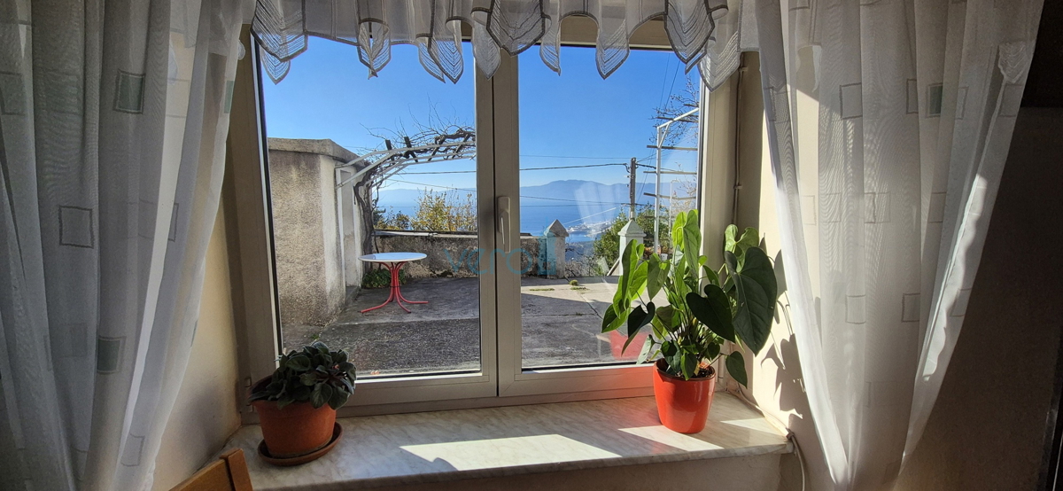 Bakar, Hreljin - casa bifamiliare in pietra, vista mare, giardino 821 m2 + terreno edificabile 876 m2, vendita