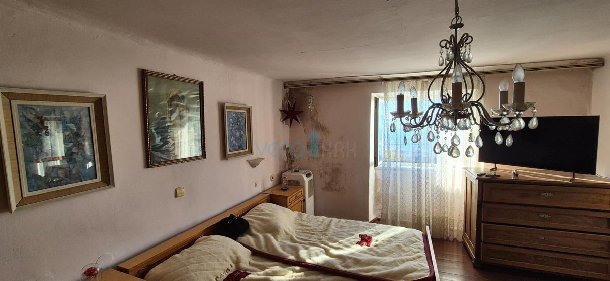 Bakar, Hreljin - casa bifamiliare in pietra, vista mare, giardino 821 m2 + terreno edificabile 876 m2, vendita