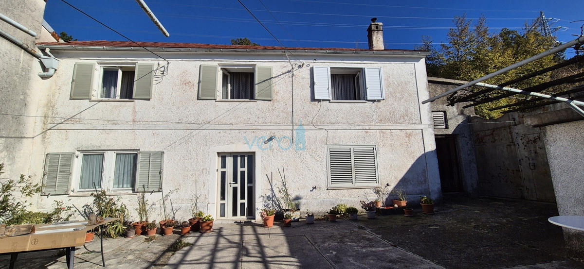 Bakar, Hreljin - casa bifamiliare in pietra, vista mare, giardino 821 m2 + terreno edificabile 876 m2, vendita