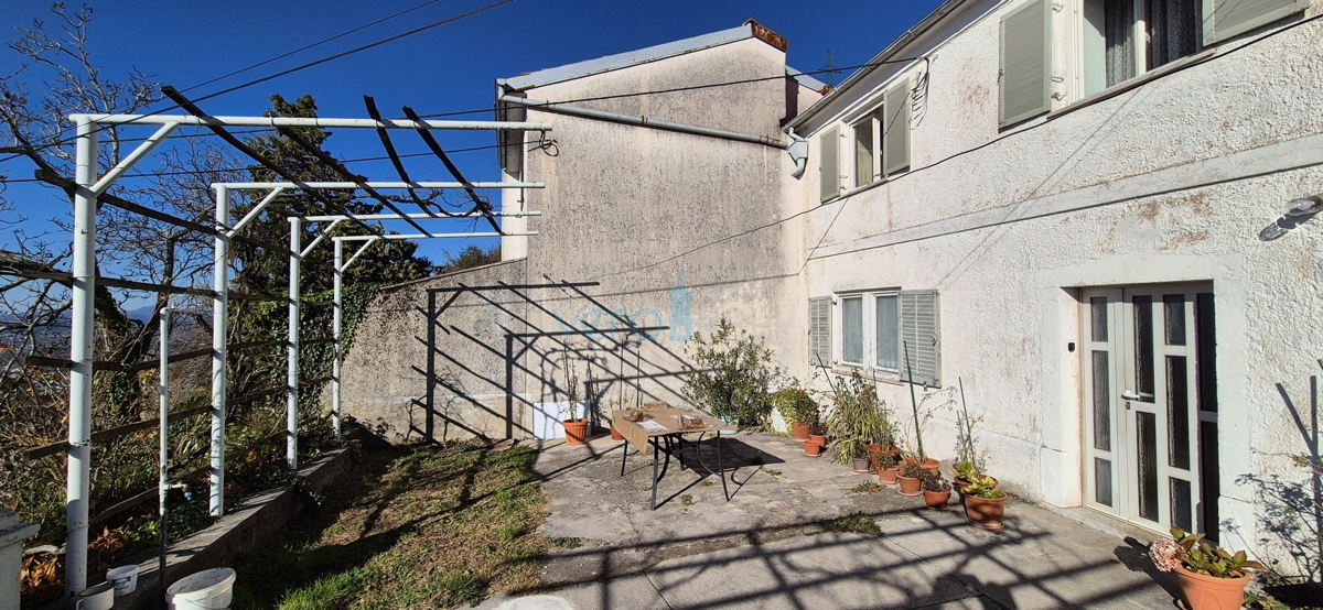 Bakar, Hreljin - casa bifamiliare in pietra, vista mare, giardino 821 m2 + terreno edificabile 876 m2, vendita