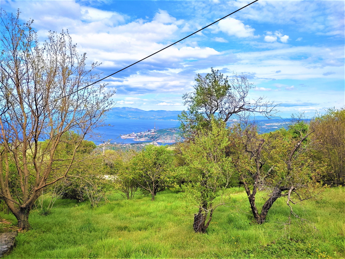 Hreljin - casa con una bellissima vista + terreno edificabile 876 m2, in vendita
