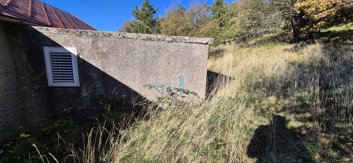 Bakar, Hreljin - casa bifamiliare in pietra, vista mare, giardino 821 m2 + terreno edificabile 876 m2, vendita