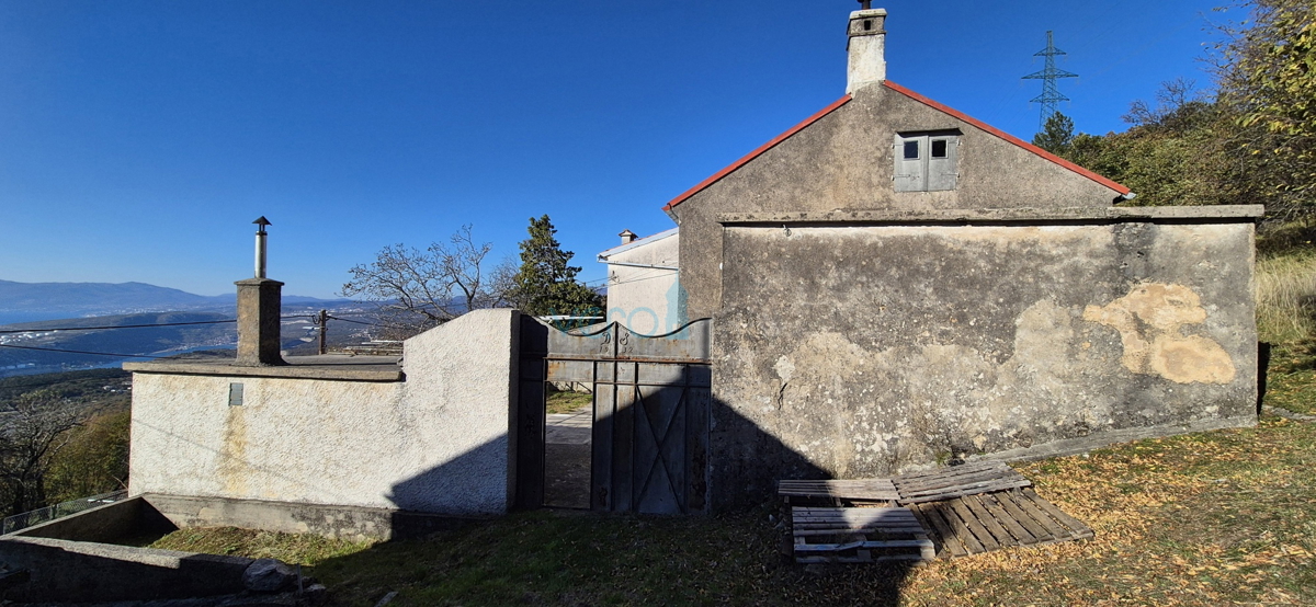 Bakar, Hreljin - casa bifamiliare in pietra, vista mare, giardino 821 m2 + terreno edificabile 876 m2, vendita