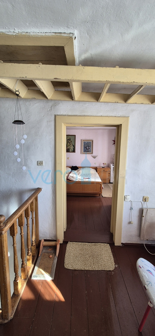 Bakar, Hreljin - casa bifamiliare in pietra, vista mare, giardino 821 m2 + terreno edificabile 876 m2, vendita