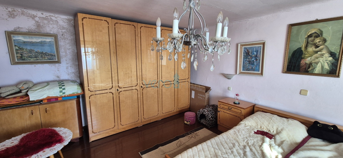 Bakar, Hreljin - casa bifamiliare in pietra, vista mare, giardino 821 m2 + terreno edificabile 876 m2, vendita