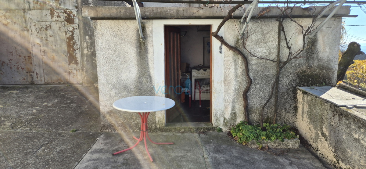 Bakar, Hreljin - casa bifamiliare in pietra, vista mare, giardino 821 m2 + terreno edificabile 876 m2, vendita