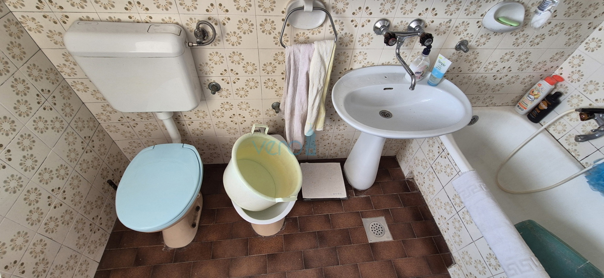 Bakar, Hreljin - casa bifamiliare in pietra, vista mare, giardino 821 m2 + terreno edificabile 876 m2, vendita