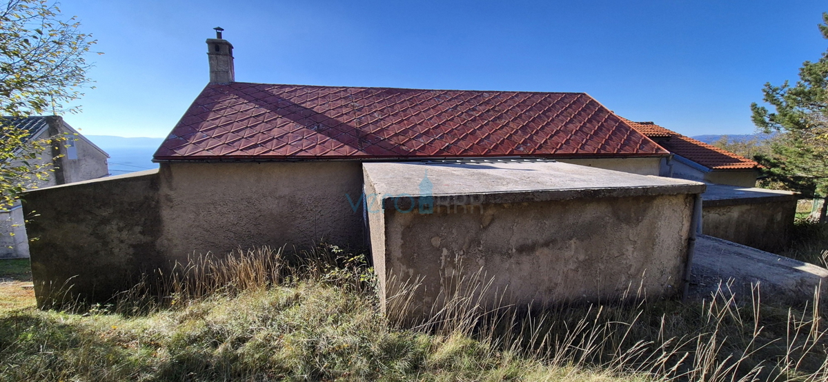 Bakar, Hreljin - casa bifamiliare in pietra, vista mare, giardino 821 m2 + terreno edificabile 876 m2, vendita