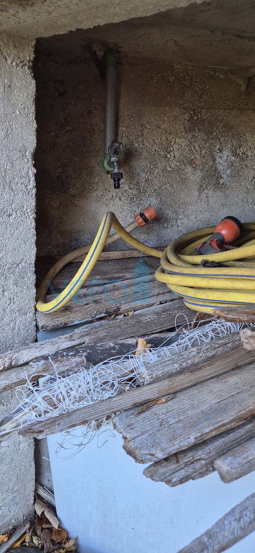 Bakar, Hreljin - casa bifamiliare in pietra, vista mare, giardino 821 m2 + terreno edificabile 876 m2, vendita