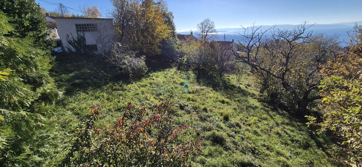 Bakar, Hreljin - casa bifamiliare in pietra, vista mare, giardino 821 m2 + terreno edificabile 876 m2, vendita