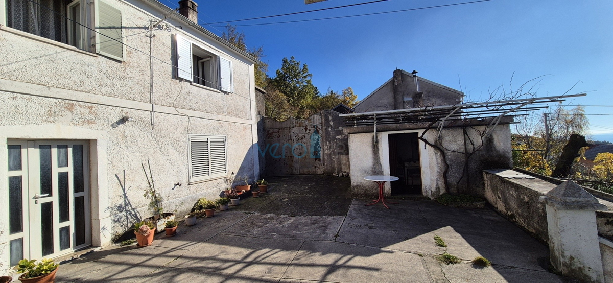 Bakar, Hreljin - casa bifamiliare in pietra, vista mare, giardino 821 m2 + terreno edificabile 876 m2, vendita