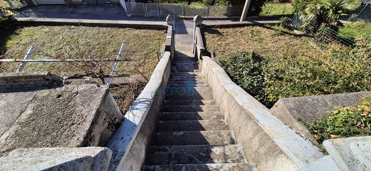 Bakar, Hreljin - casa bifamiliare in pietra, vista mare, giardino 821 m2 + terreno edificabile 876 m2, vendita