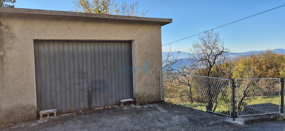 Bakar, Hreljin - casa bifamiliare in pietra, vista mare, giardino 821 m2 + terreno edificabile 876 m2, vendita