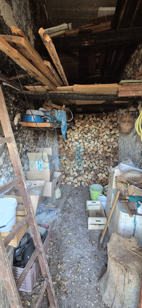 Bakar, Hreljin - casa bifamiliare in pietra, vista mare, giardino 821 m2 + terreno edificabile 876 m2, vendita