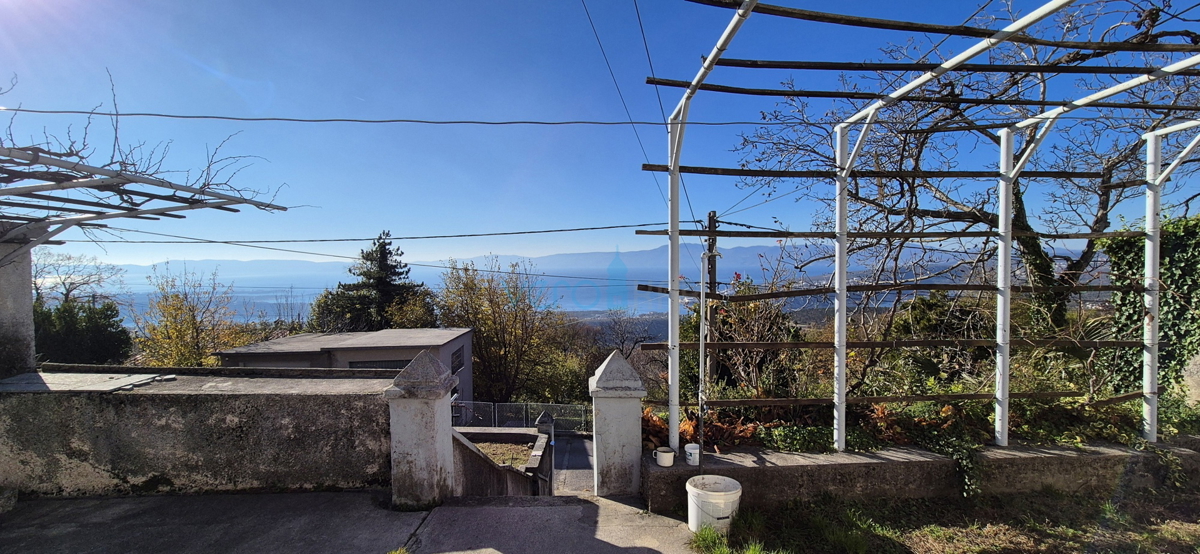 Bakar, Hreljin - casa bifamiliare in pietra, vista mare, giardino 821 m2 + terreno edificabile 876 m2, vendita