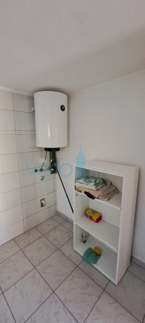 Baia Soline, isola di Krk, tre appartamenti al piano terra, giardino, in vendita