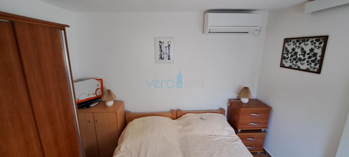 Baia Soline, isola di Krk, tre appartamenti al piano terra, giardino, in vendita