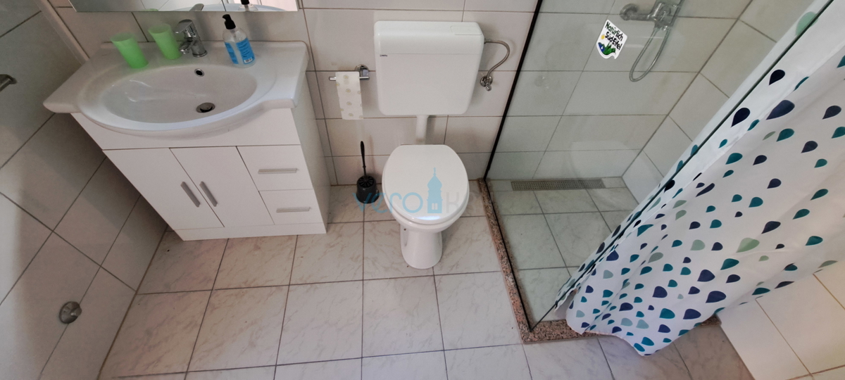 Baia Soline, isola di Krk, tre appartamenti al piano terra, giardino, in vendita