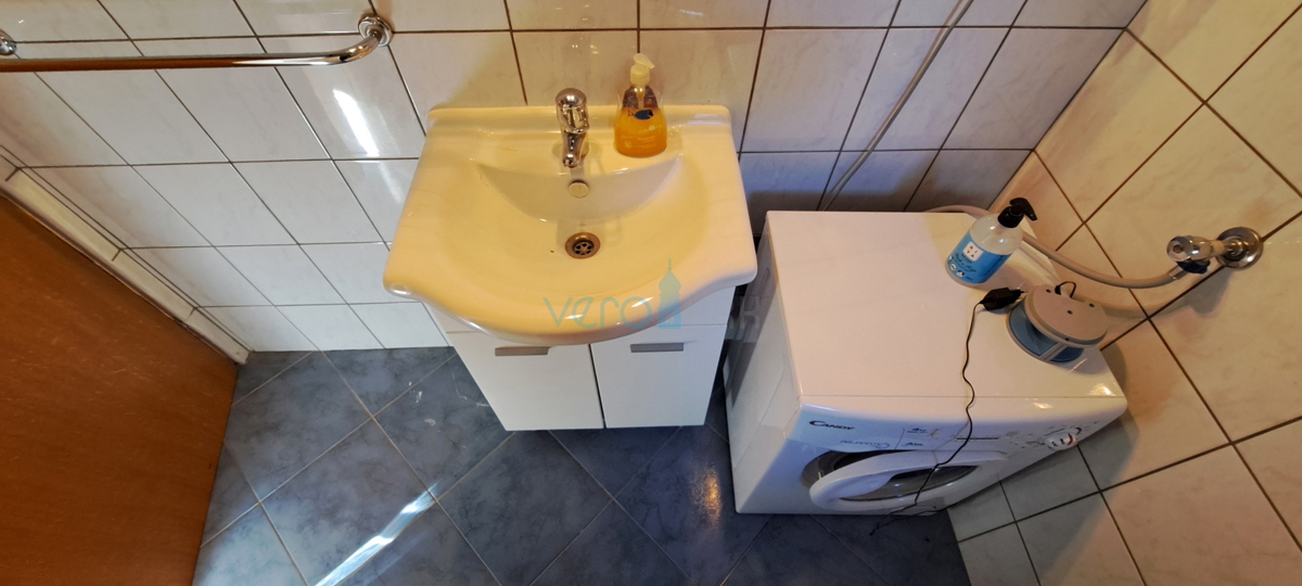 Baia Soline, isola di Krk, tre appartamenti al piano terra, giardino, in vendita