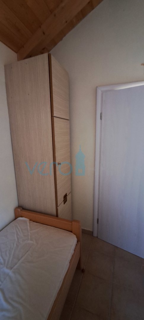 Baia Soline, isola di Krk, tre appartamenti al piano terra, giardino, in vendita