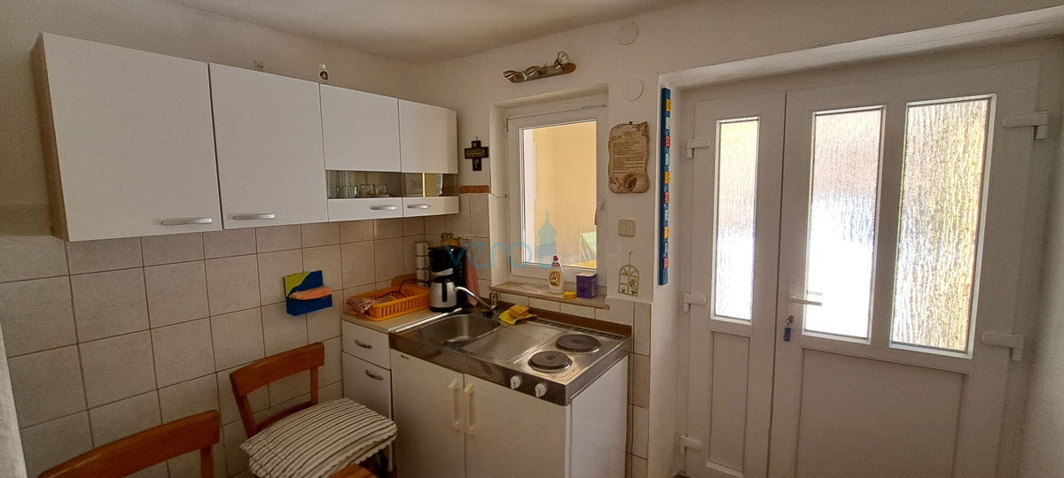 Baia Soline, isola di Krk, tre appartamenti al piano terra, giardino, in vendita