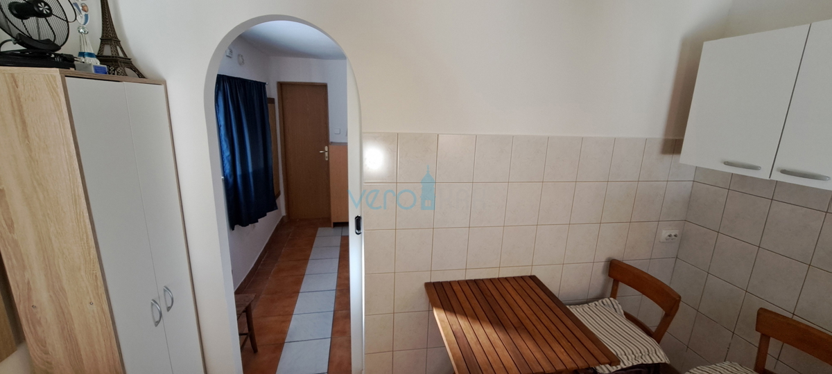 Baia Soline, isola di Krk, tre appartamenti al piano terra, giardino, in vendita