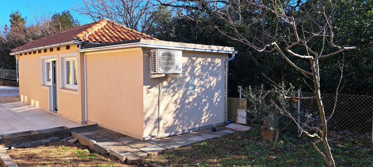 Baia Soline, isola di Krk, tre appartamenti al piano terra, giardino, in vendita