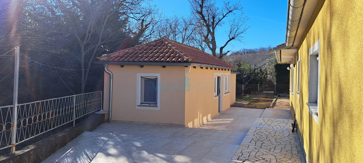 Baia Soline, isola di Krk, tre appartamenti al piano terra, giardino, in vendita