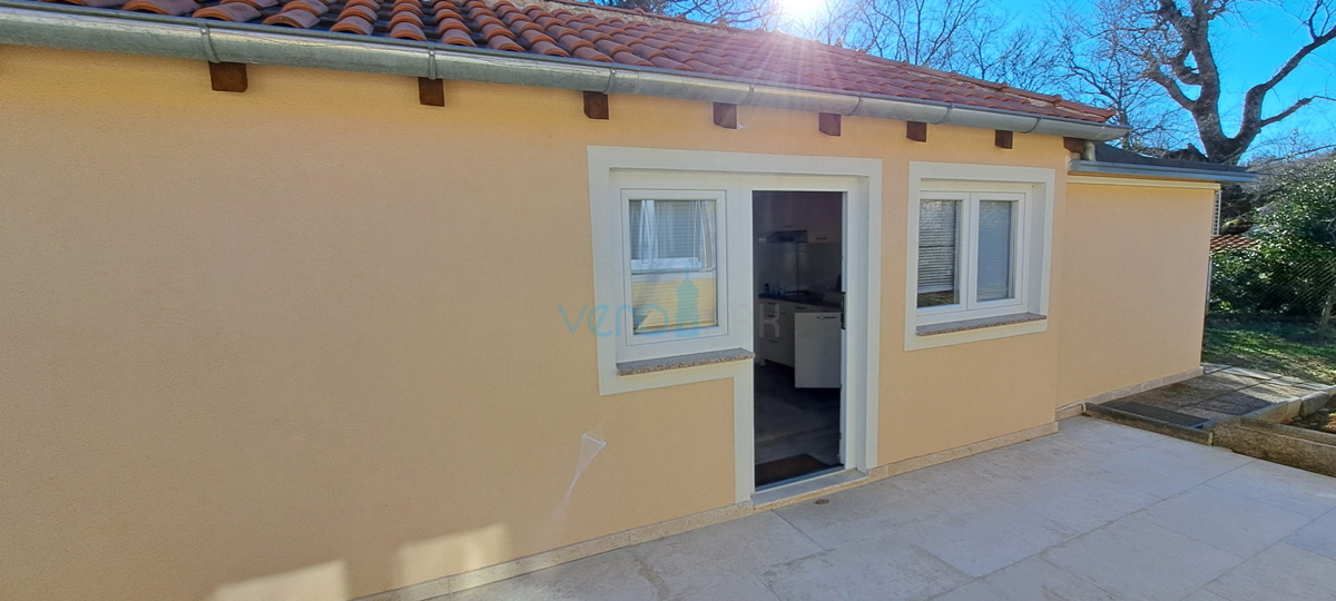 Baia Soline, isola di Krk, tre appartamenti al piano terra, giardino, in vendita