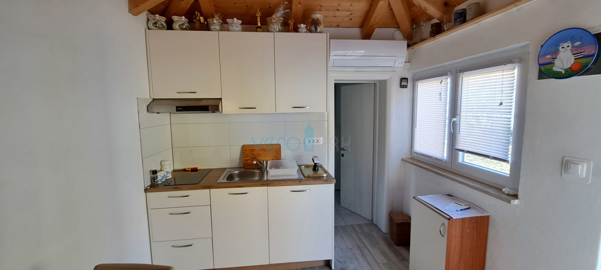 Baia Soline, isola di Krk, tre appartamenti al piano terra, giardino, in vendita