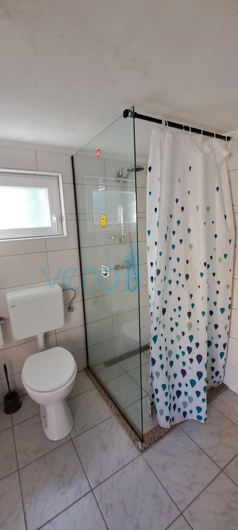 Baia Soline, isola di Krk, tre appartamenti al piano terra, giardino, in vendita