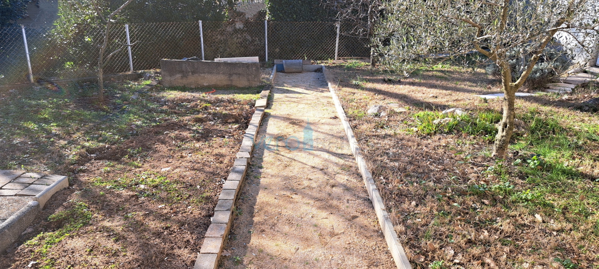 Baia Soline, isola di Krk, tre appartamenti al piano terra, giardino, in vendita