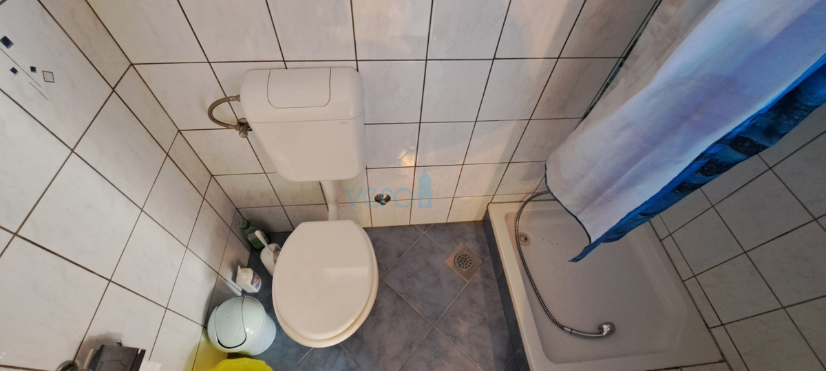 Baia Soline, isola di Krk, tre appartamenti al piano terra, giardino, in vendita