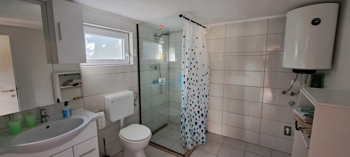 Baia Soline, isola di Krk, tre appartamenti al piano terra, giardino, in vendita