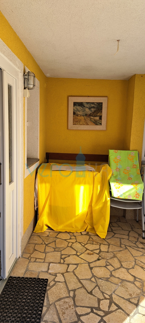 Baia Soline, isola di Krk, tre appartamenti al piano terra, giardino, in vendita