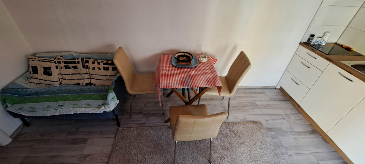 Baia Soline, isola di Krk, tre appartamenti al piano terra, giardino, in vendita