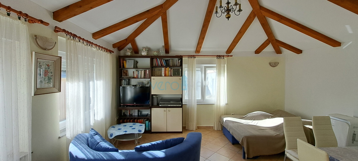 Baia Soline, isola di Krk, tre appartamenti al piano terra, giardino, in vendita