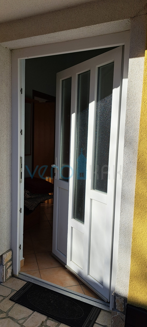 Baia Soline, isola di Krk, tre appartamenti al piano terra, giardino, in vendita