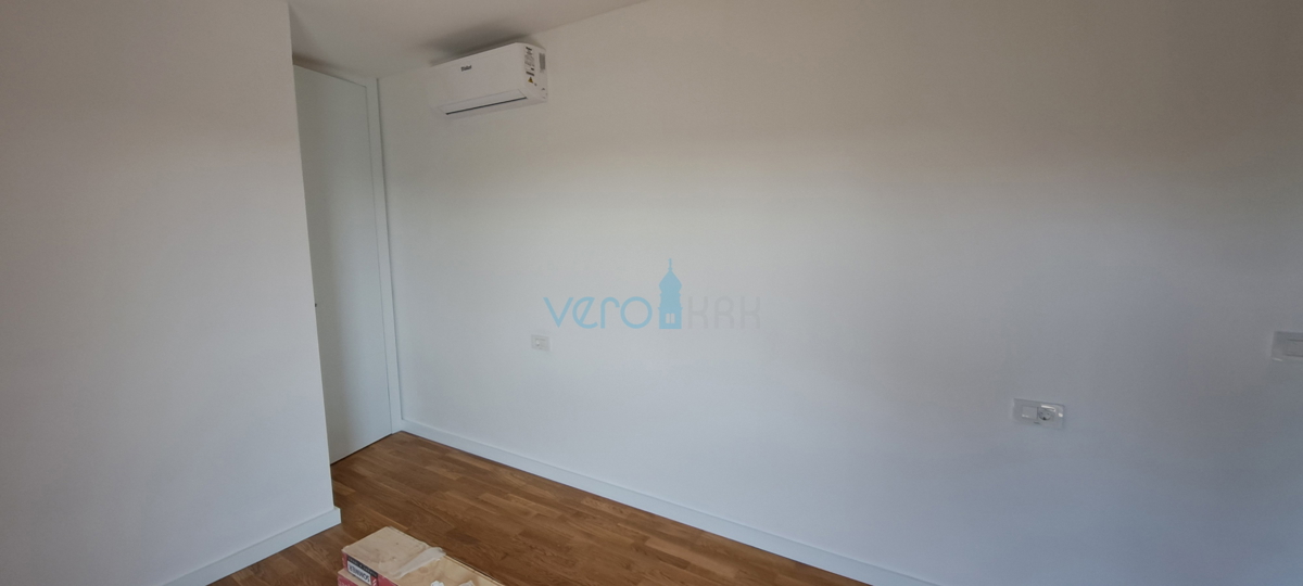 Città di Krk, moderno appartamento duplex, piscina sul tetto, terrazza, vista, nuova costruzione, vendita