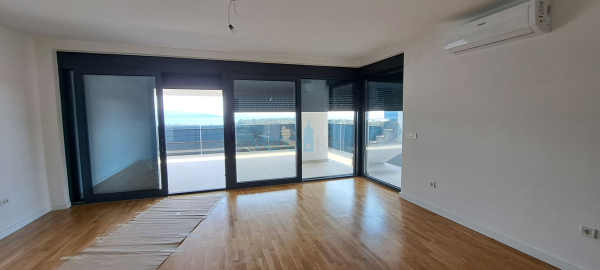 Città di Krk, moderno appartamento duplex, piscina sul tetto, terrazza, vista, nuova costruzione, vendita