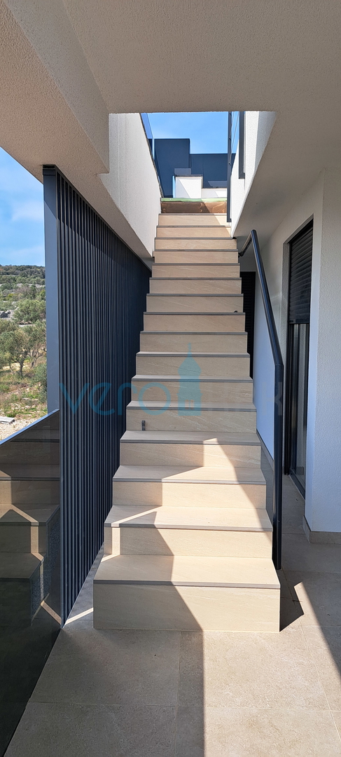 Città di Krk, moderno appartamento duplex, piscina sul tetto, terrazza, vista, nuova costruzione, vendita