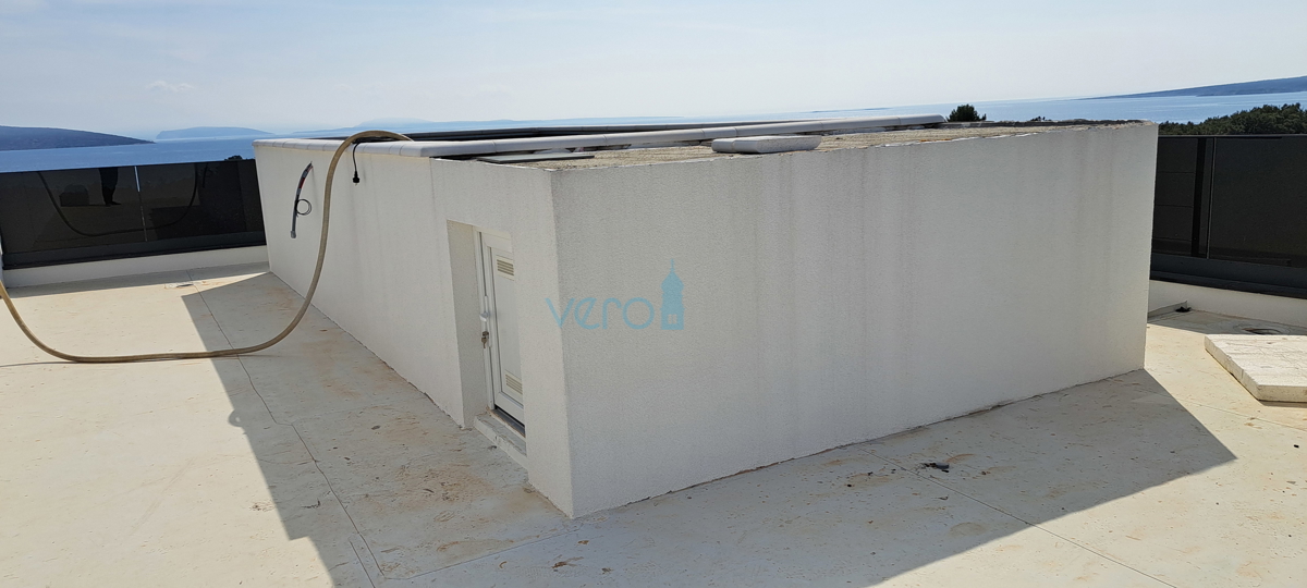 Città di Krk, moderno appartamento duplex, piscina sul tetto, terrazza, vista, nuova costruzione, vendita