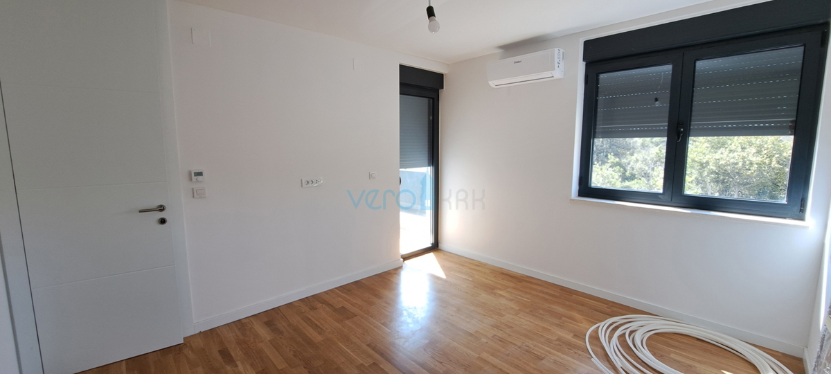 Città di Krk, moderno appartamento duplex, piscina sul tetto, terrazza, vista, nuova costruzione, vendita