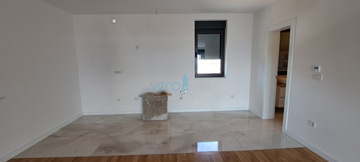 Città di Krk, moderno appartamento duplex, piscina sul tetto, terrazza, vista, nuova costruzione, vendita