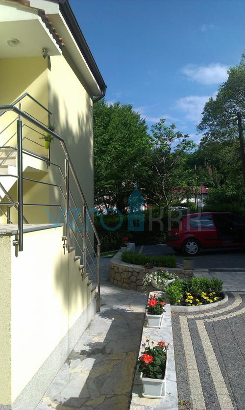 Isola di Krk, Omišalj, Casa indipendente con 4 appartamenti, giardino e vista, a 100 m dalla spiaggia, in vendita