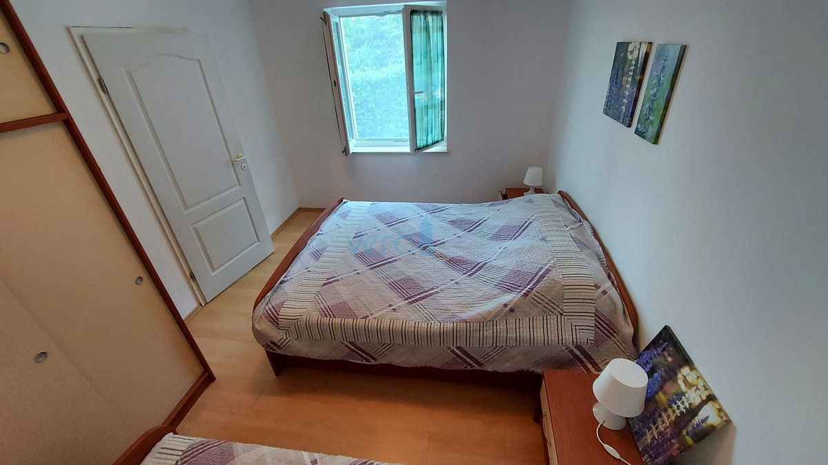 Isola di Krk, Omišalj, Casa indipendente con 4 appartamenti, giardino e vista, a 100 m dalla spiaggia, in vendita
