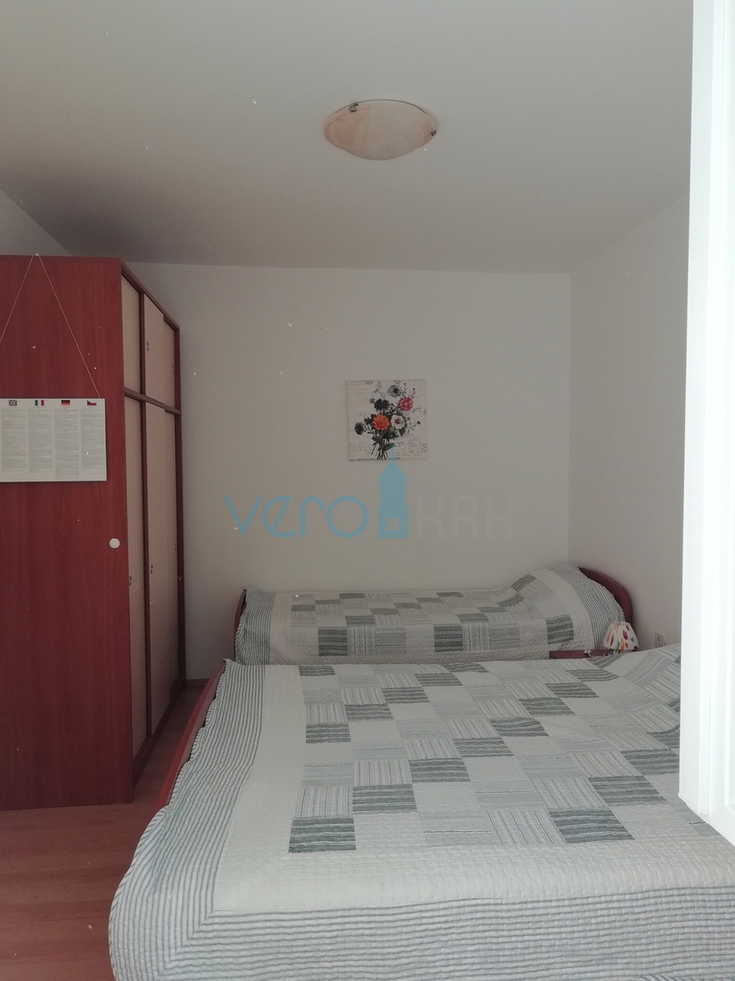 Isola di Krk, Omišalj, Casa indipendente con 4 appartamenti, giardino e vista, a 100 m dalla spiaggia, in vendita