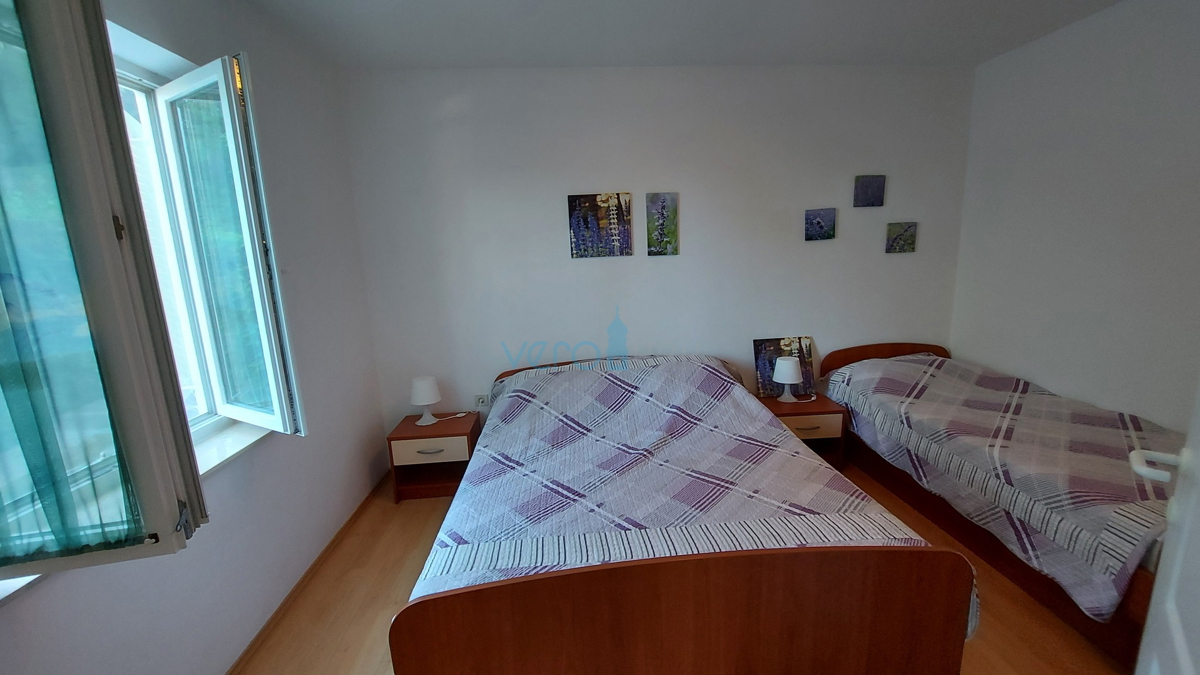 Isola di Krk, Omišalj, Casa indipendente con 4 appartamenti, giardino e vista, a 100 m dalla spiaggia, in vendita