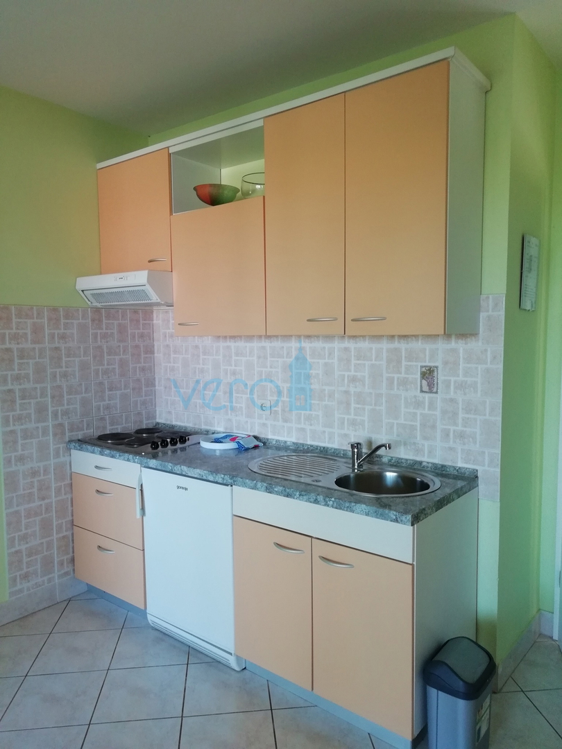 Isola di Krk, Omišalj, Casa indipendente con 4 appartamenti, giardino e vista, a 100 m dalla spiaggia, in vendita